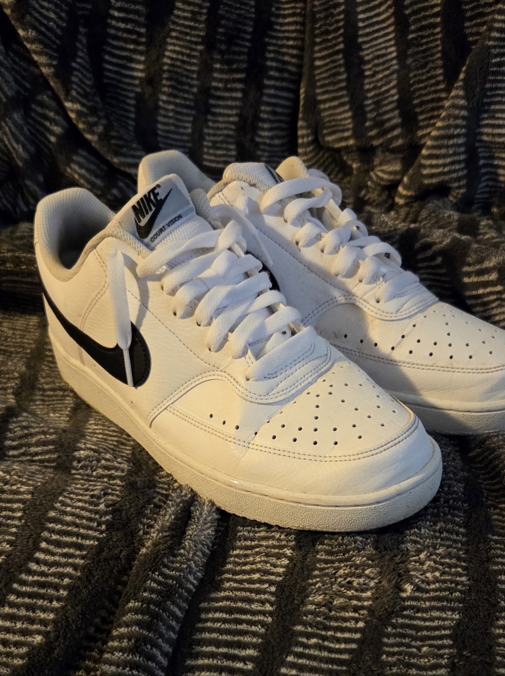 Nike White Low-Top Sneakers with Black Swoosh 9 1/2 - Picture 2 of 8